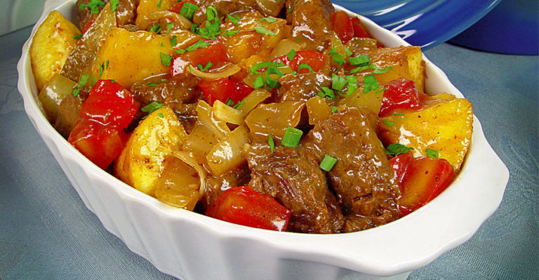 Carne de panela com mandioca e tomate delícia