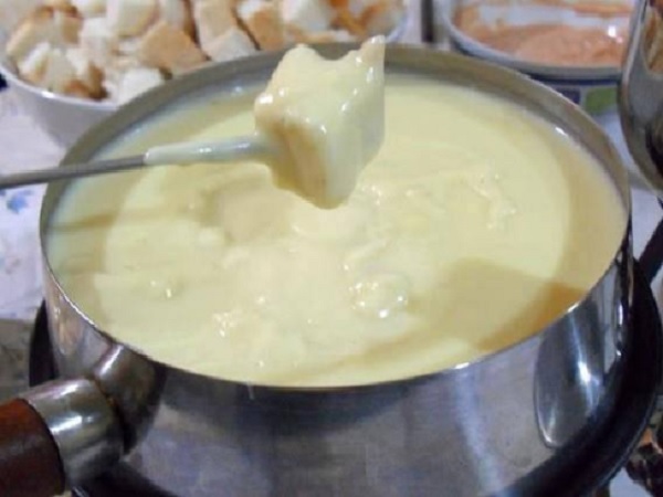 Fondue de queijo caseiro maravilhoso