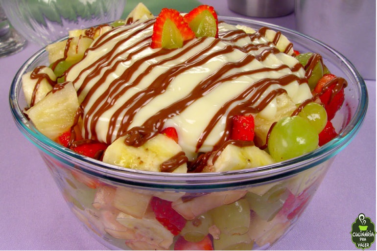 Salada de frutas na travessa