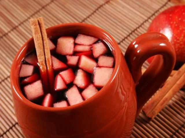 Vinho quente com frutas muito fácil de fazer