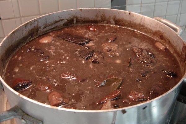 Feijoada para 20 pessoas -quantidades de ingredientes e passo a passo da receita