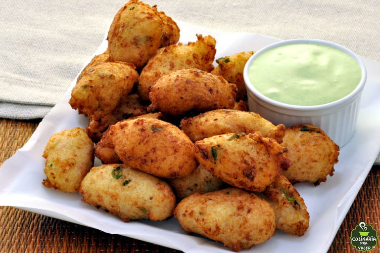 Bolinho de arroz com presunto e queijo delicioso