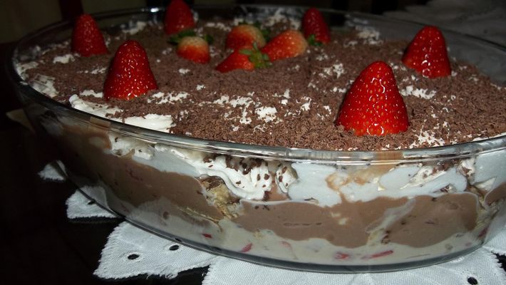 Pavê de morango com chocolate maravilhoso