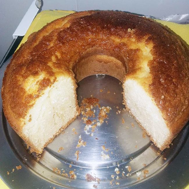 Bolo de arroz cru com leite condensado delicioso