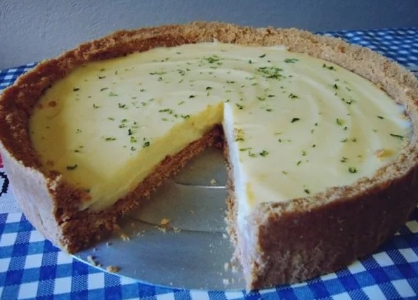 Torta de limão com massa de biscoito