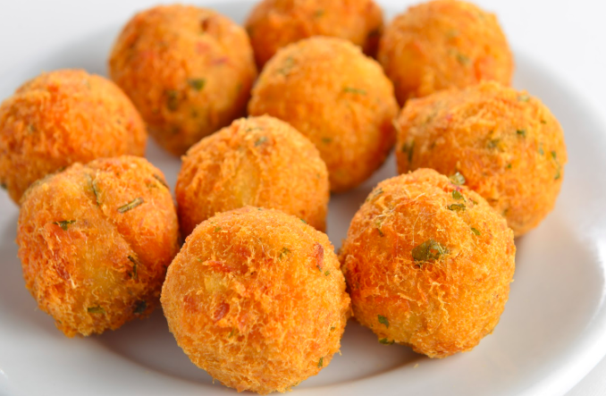 Bolinho de bacalhau sequinho e saboroso muito fácil