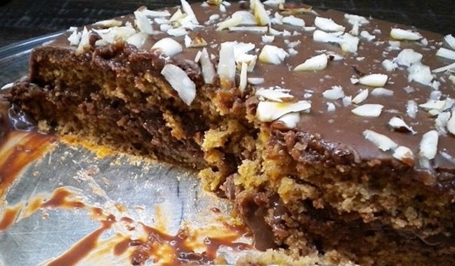 Bolo de ameixas pretas com recheio e cobertura de chocolate – uma delícia