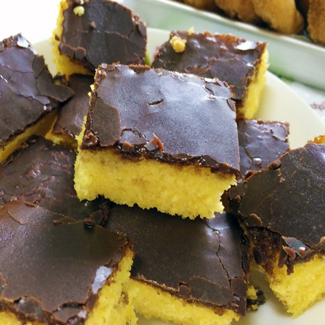 Bolo de cenoura com calda crocante de chocolate