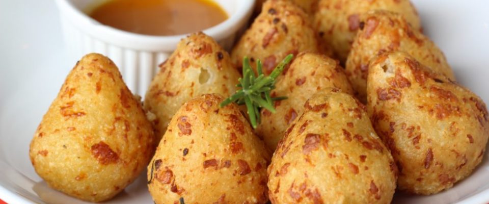 Coxinha de tapioca com queijo branco não leva farinha ou óleo no preparo - uma delícia !