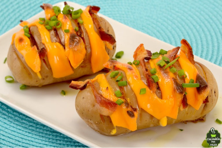 Batata laminada com queijo cheddar e bacon muito saborosa