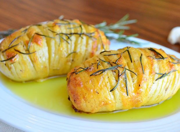 Batata laminada com queijo e alecrim uma delícia