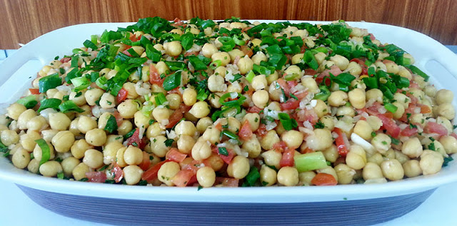 Salada de grão-de-bico, muito deliciosa e saudável