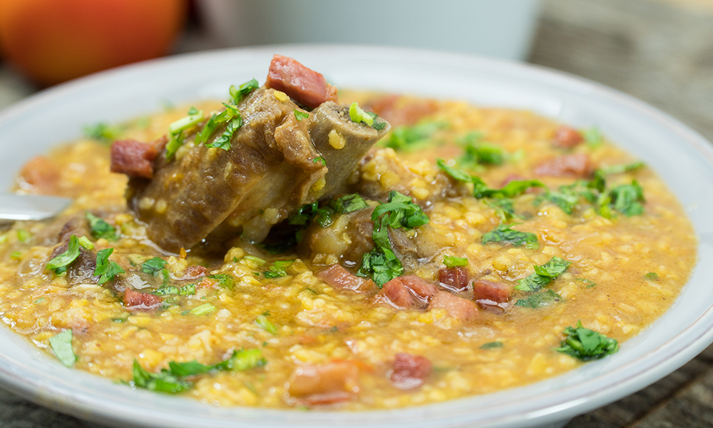 Canjiquinha com costelinha de porco e linguiça calabresa